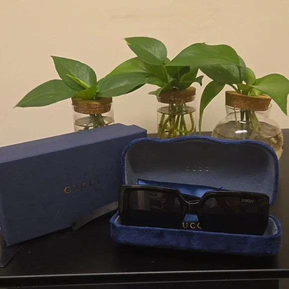 Womens Gucci Sunglasses. Black with case, cleaning cloth and  display picture 3